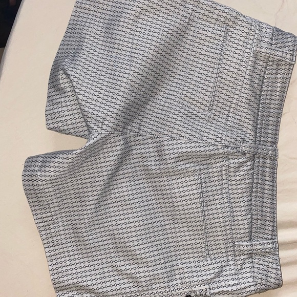 RARE can’t find again, Size 4 Lolë grey designed shorts - Picture 4 of 5